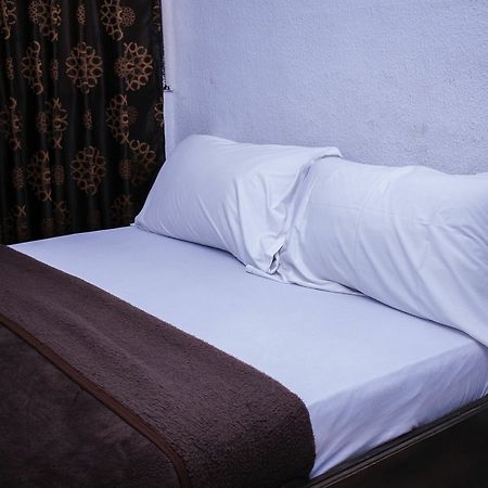 Day By Day Hotel Lagos Bagian luar foto